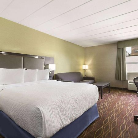 Days Inn By Wyndham Ottawa Bagian luar foto
