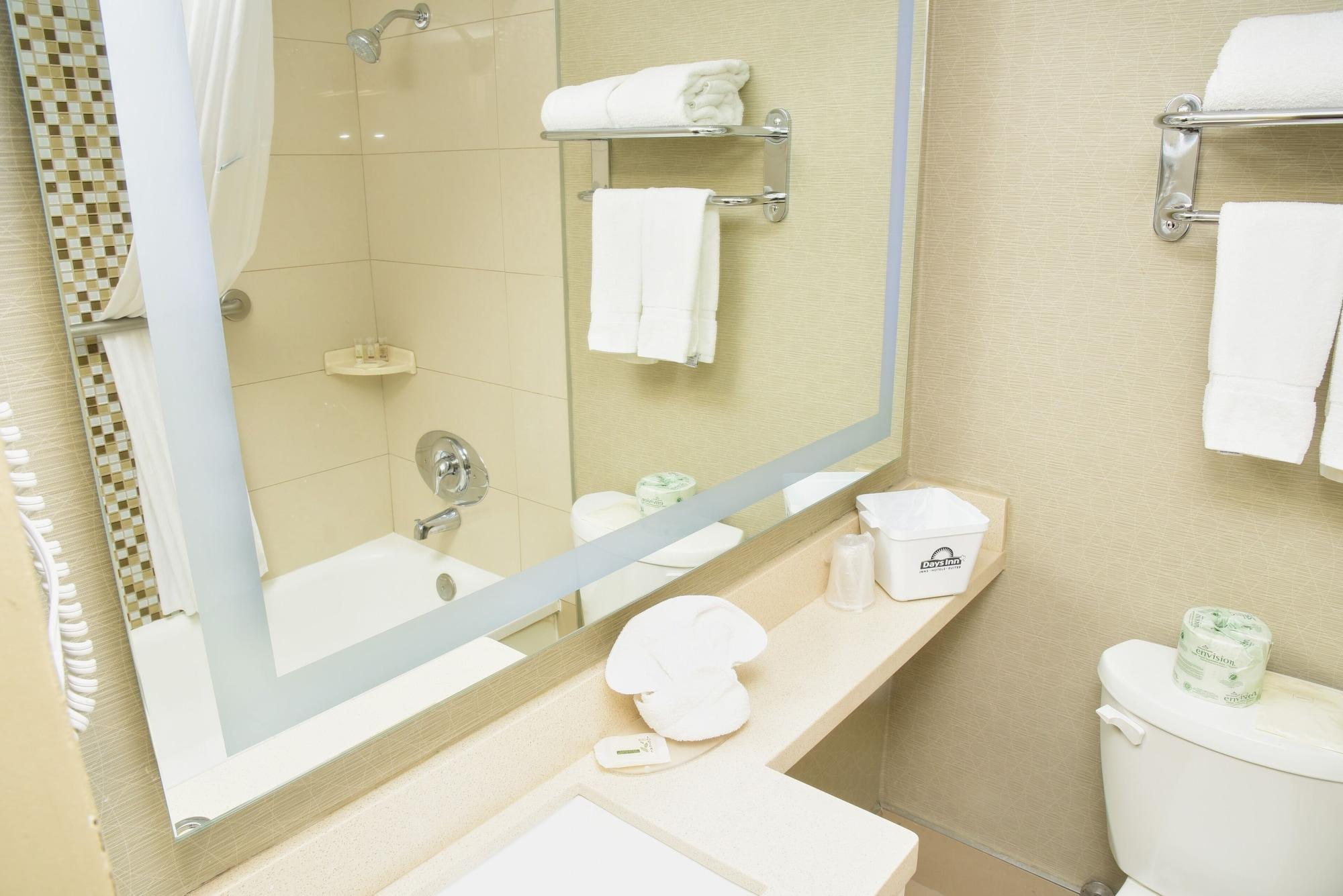 Days Inn By Wyndham Ottawa Bagian luar foto