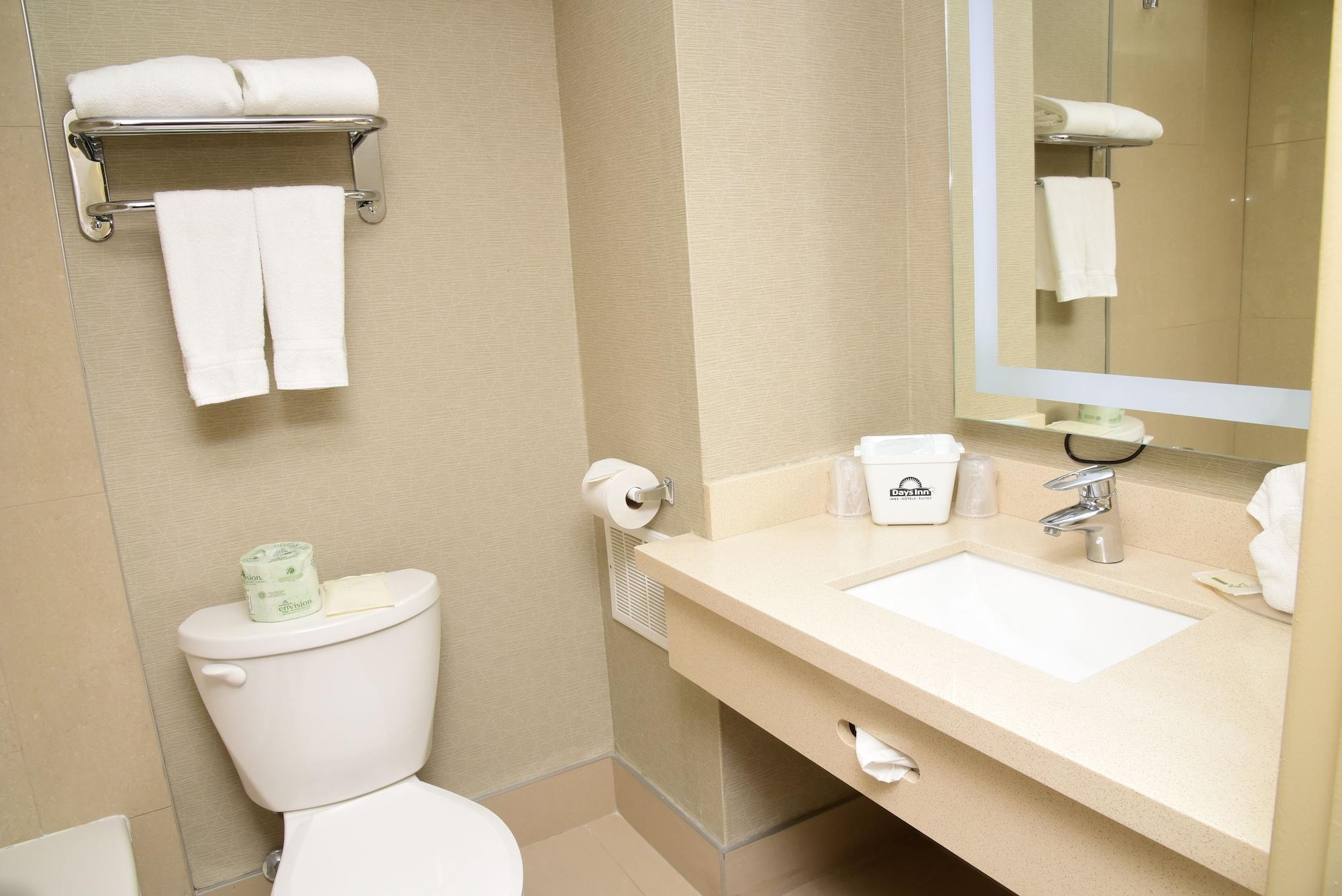 Days Inn By Wyndham Ottawa Bagian luar foto
