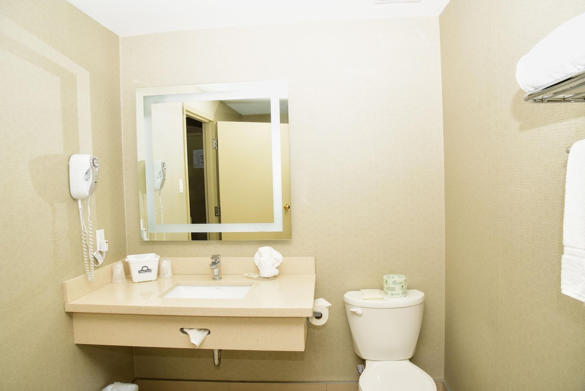Days Inn By Wyndham Ottawa Bagian luar foto