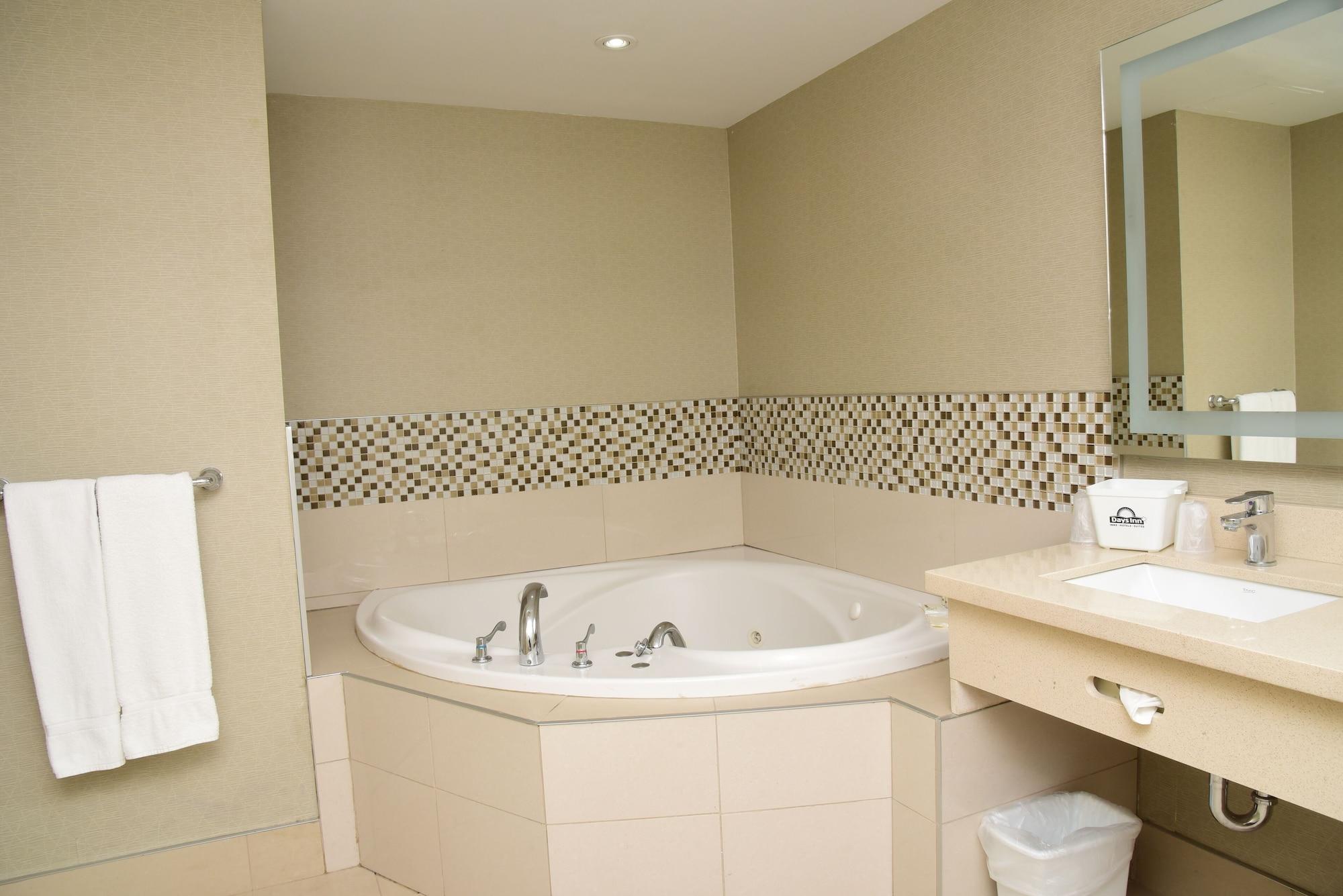 Days Inn By Wyndham Ottawa Bagian luar foto