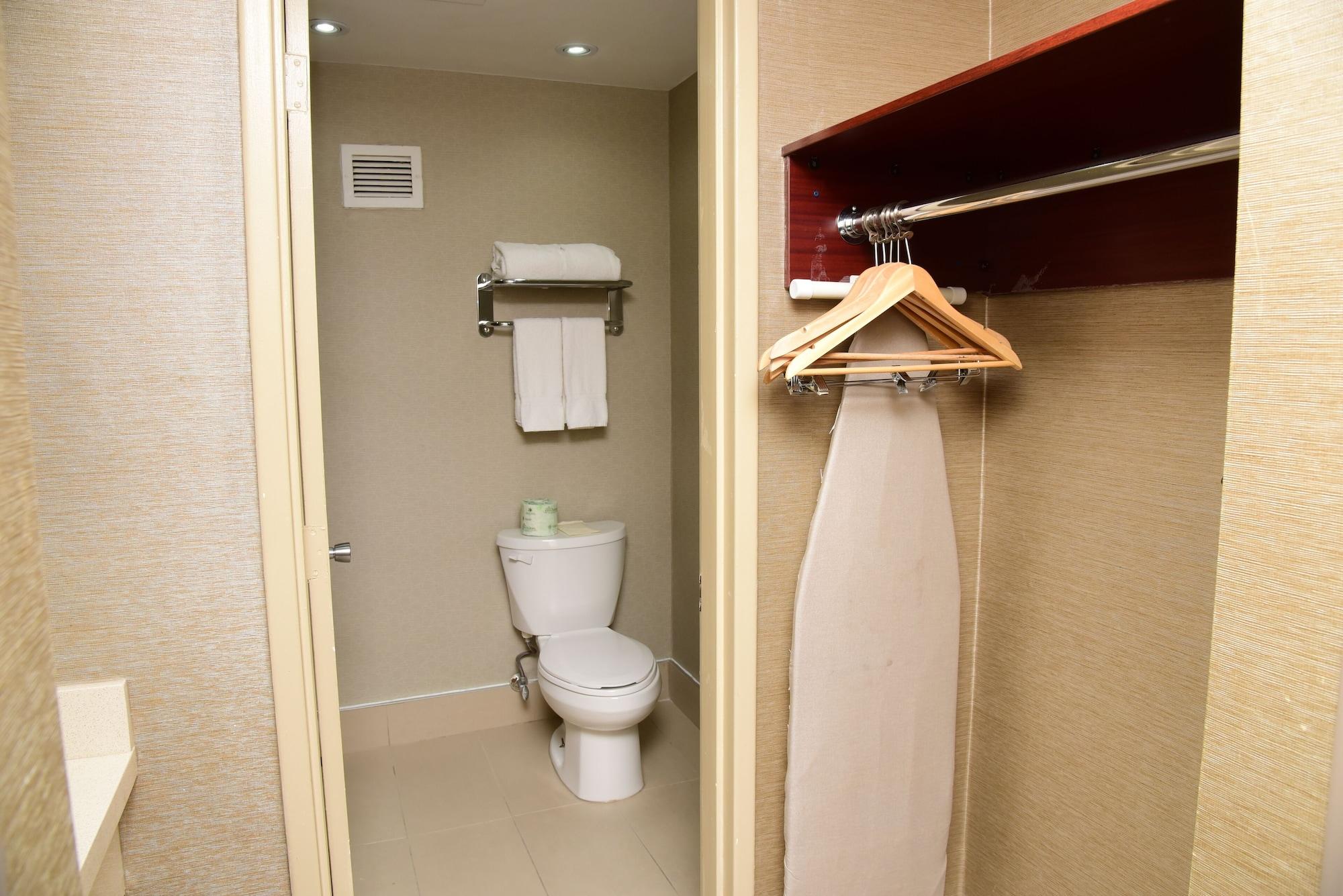 Days Inn By Wyndham Ottawa Bagian luar foto