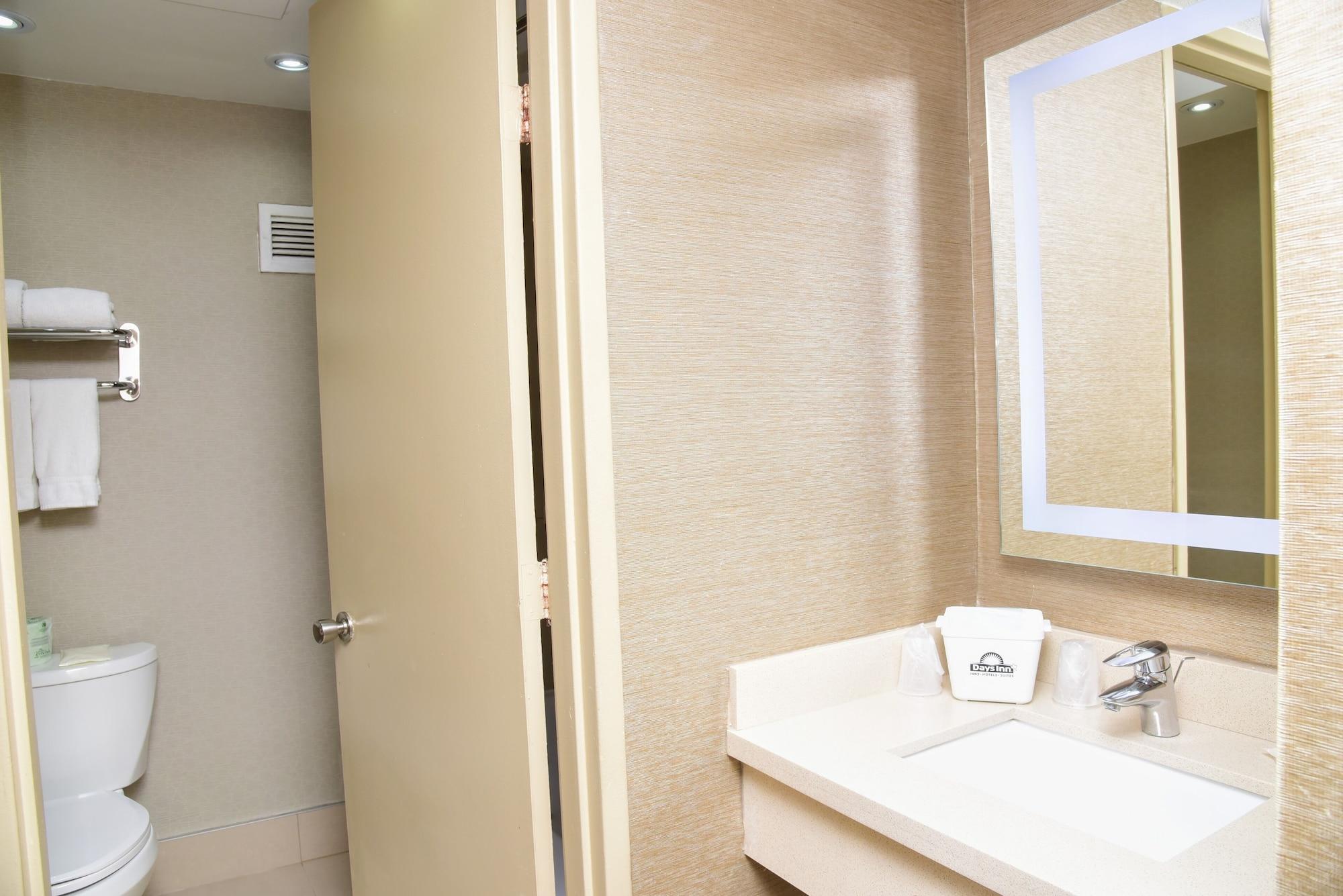 Days Inn By Wyndham Ottawa Bagian luar foto