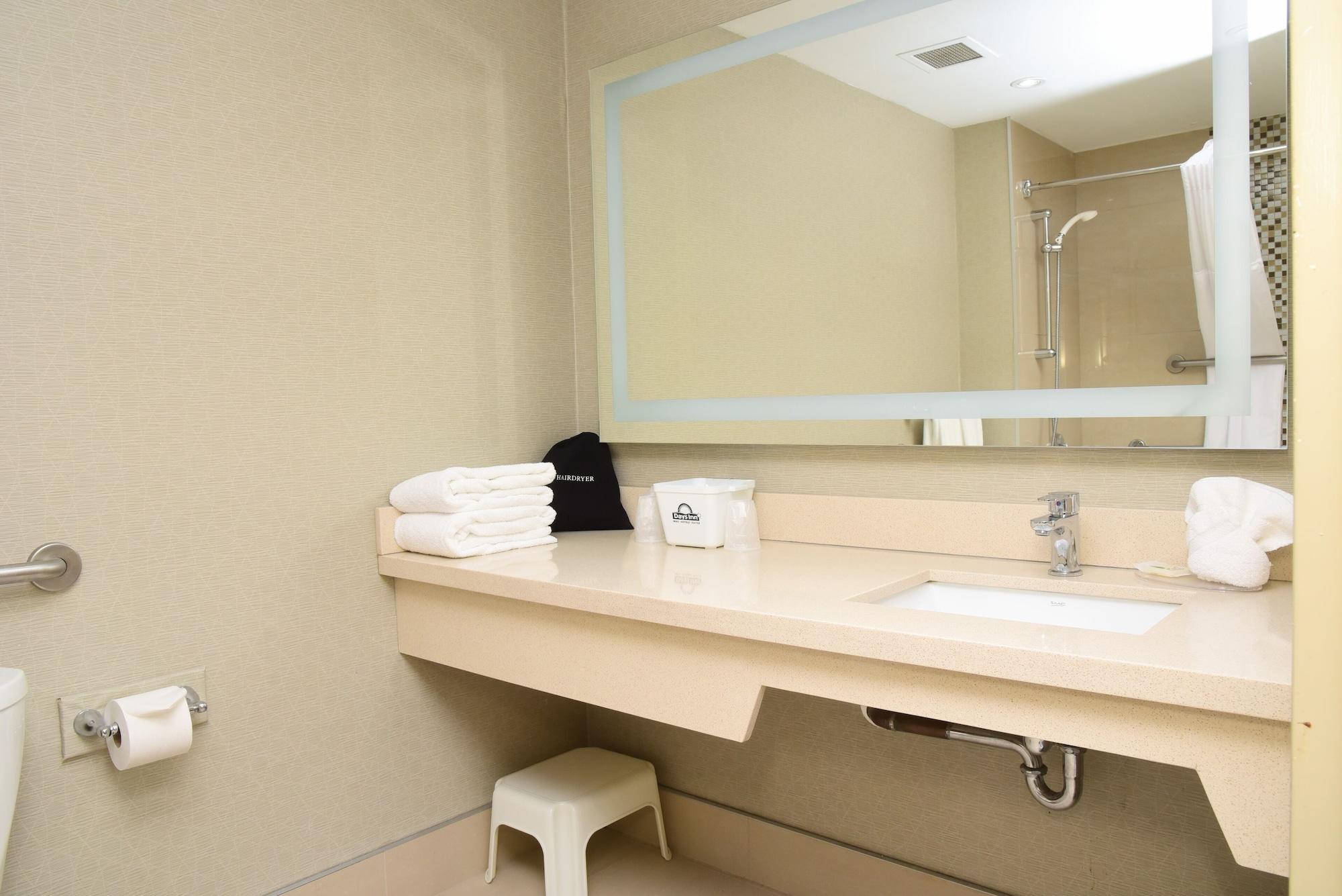 Days Inn By Wyndham Ottawa Bagian luar foto
