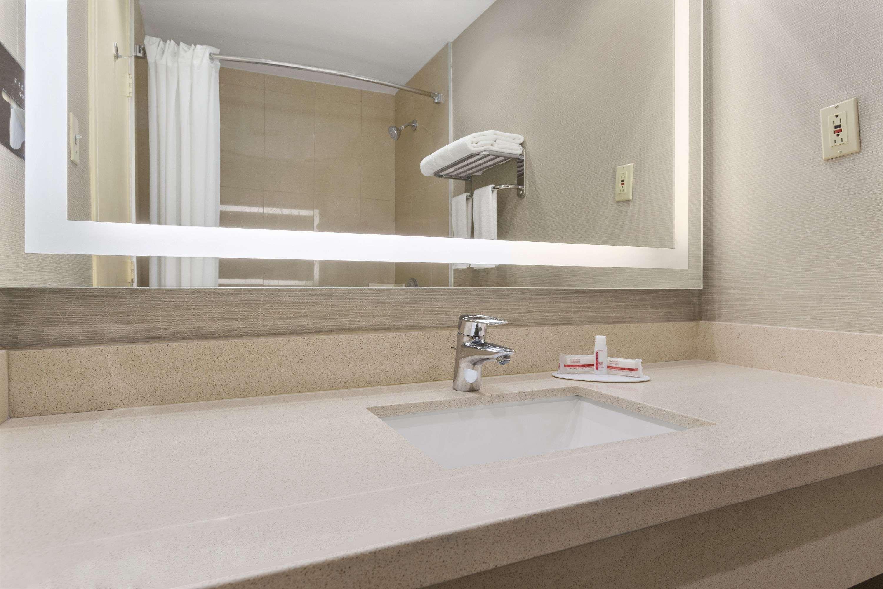 Days Inn By Wyndham Ottawa Bagian luar foto