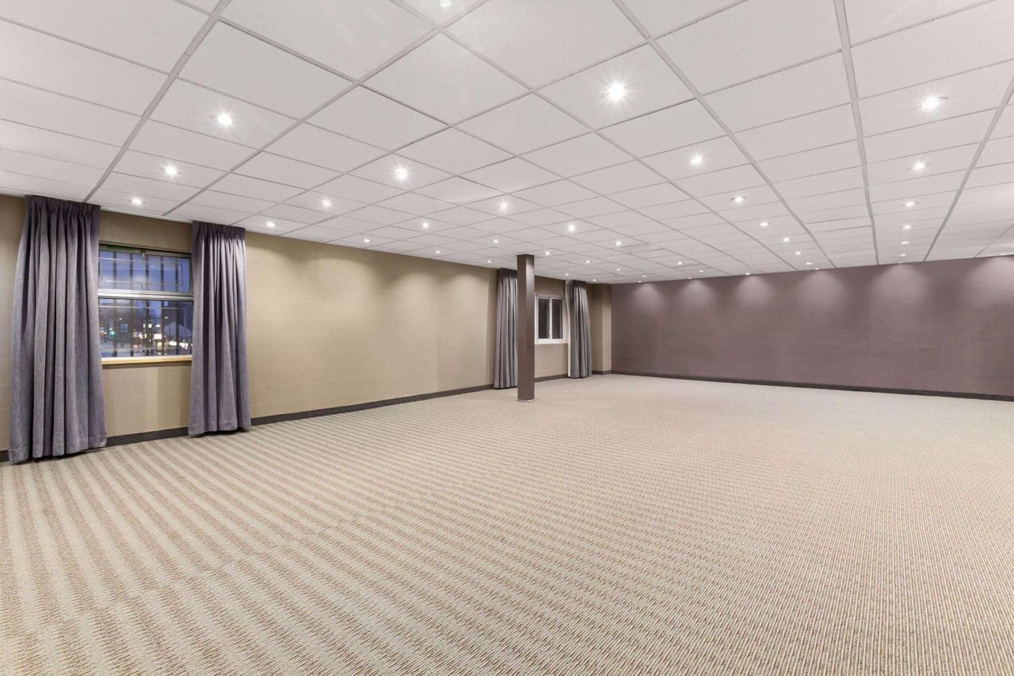 Days Inn By Wyndham Ottawa Bagian luar foto